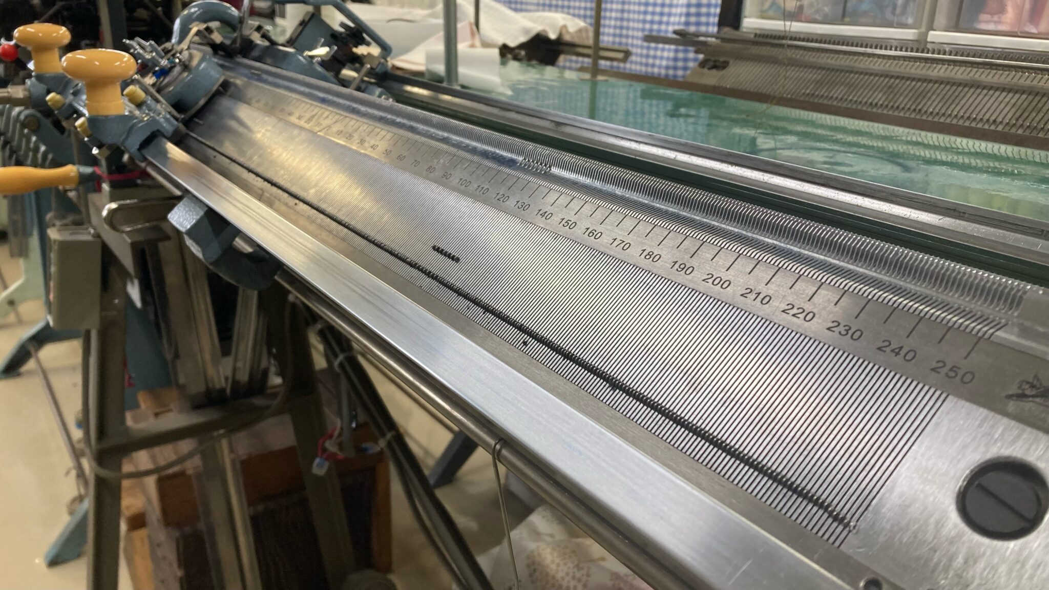 編み機 工業用 手横（手動式横編み機） （手横の編み機を初体験！その 